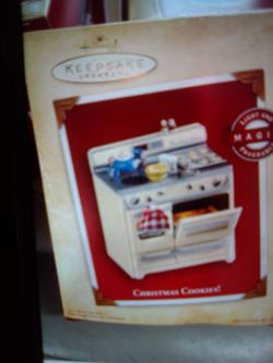Keepsake oven ornament Hallmark lights up with magic fragrance