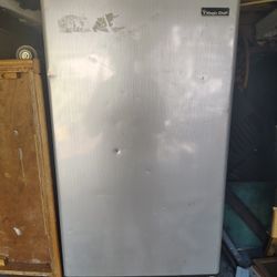 Magic Chef Mini Fridge 