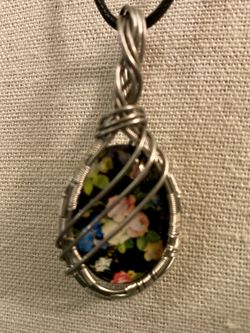(8) Hand-Crafted Wire-Wrapped Pendant. Silver Wire/Floral Cabochon. 