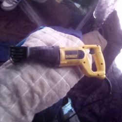 DeWalt Corded Saw Saw !!! Used Just For Work Like New