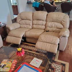 https://offerup.com/redirect/?o=U29mYS5sb3Zl Seat, And Coffee Table,leather