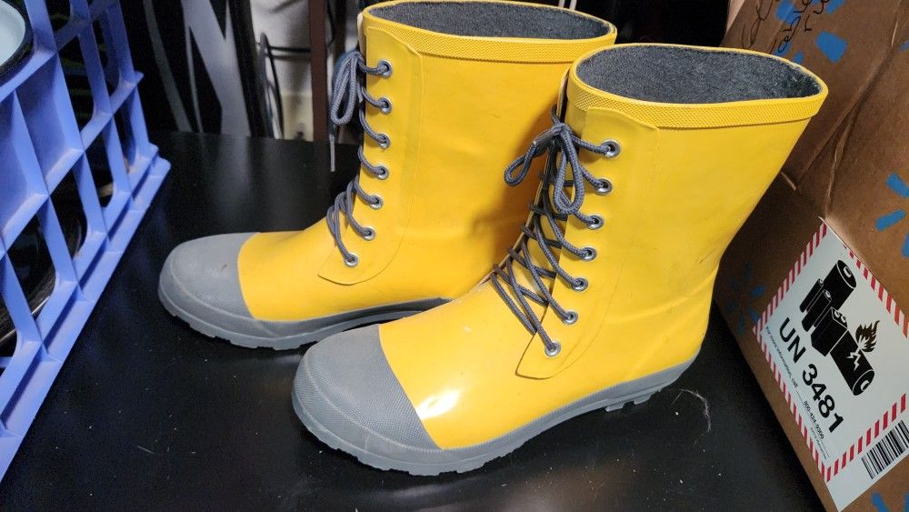Adorable Yellow Women's Rubber Boots Size 9