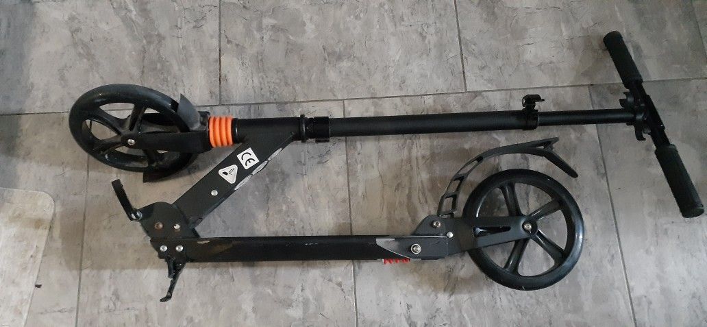 ADULT SIZE FOLDABLE SCOOTER WITH 8" WHEELS ADJUSTABLE HANDLE BARS..FOOT BREAK AND KICK STAND