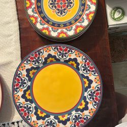 Pier One Casita 4 Dinner And 4 Salad Plates 