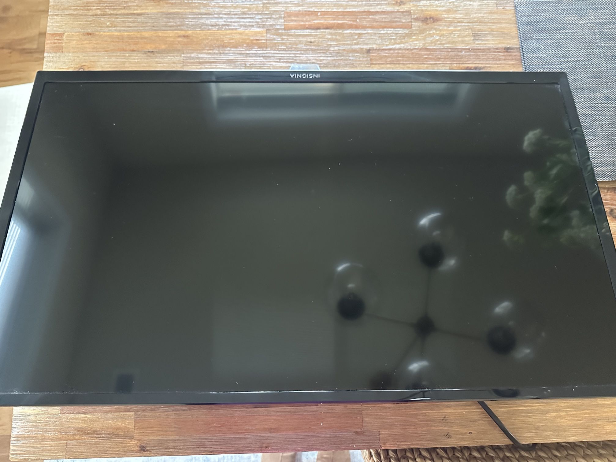32 Inch Insignia Smart TV With Wall Mount