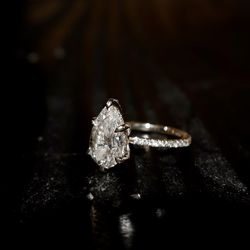 2.83ct IGI Certified Lab Diamond Ring – Pear Cut G VVS2 – 18K Gold Diamond Band