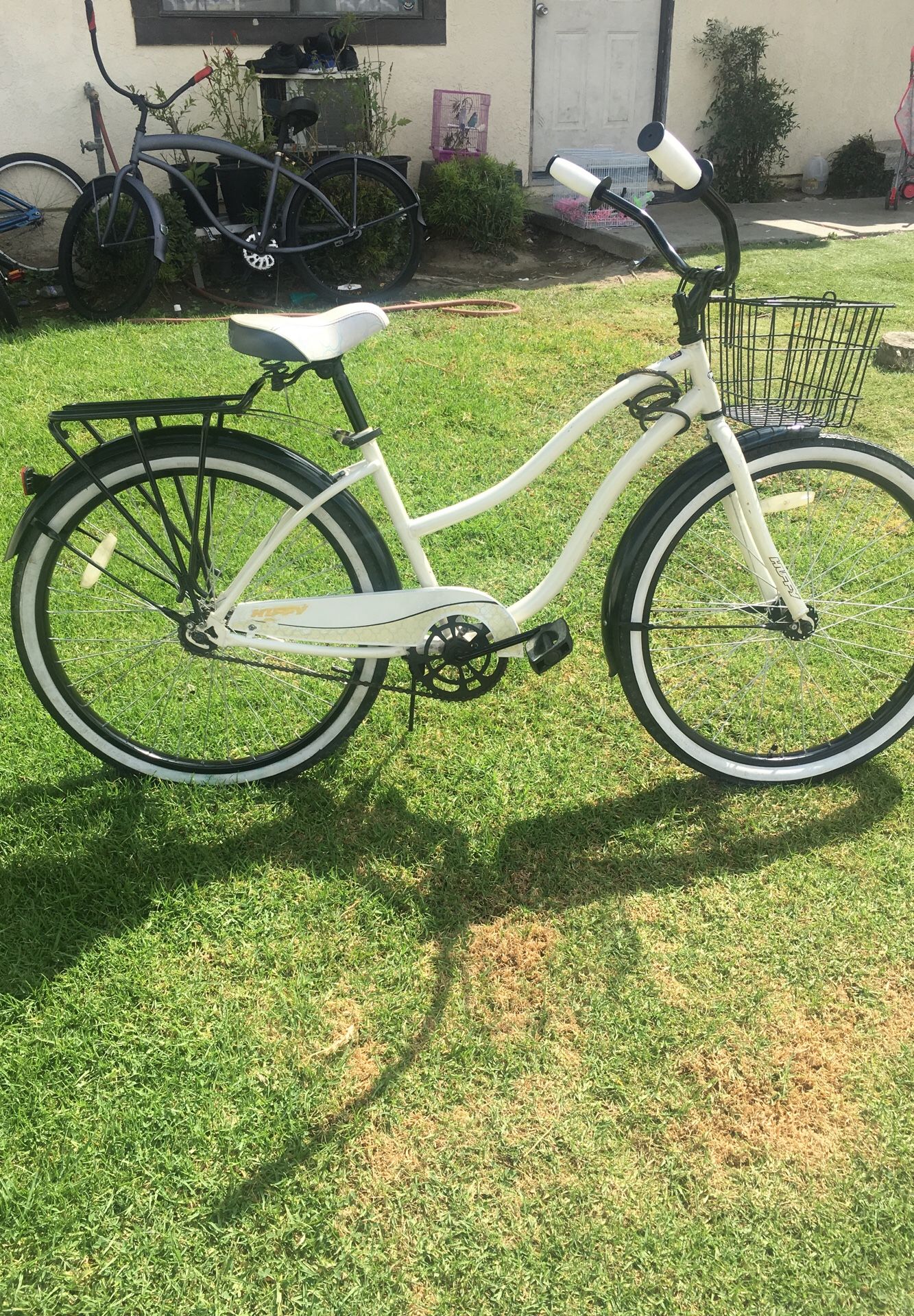 Huffy beach cruiser good condition ready to ride 26” with basket and back rack