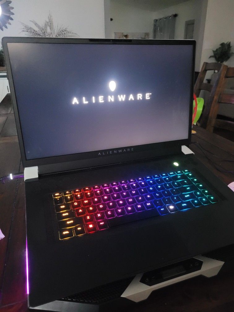 Alienware X17 R2 / Intel I9 / RTX 3070 Ti / 480HZ Refresh Rate Display