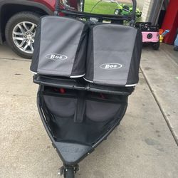 Carriola para gemelitos en perfecto estado ruedas de goma tiene su freno de mano tiene su lock de seguridad su carpa para la lluvia o mosquitos ruedas