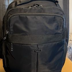 Samsonite expandable backpack. Lots of pockets to organized things