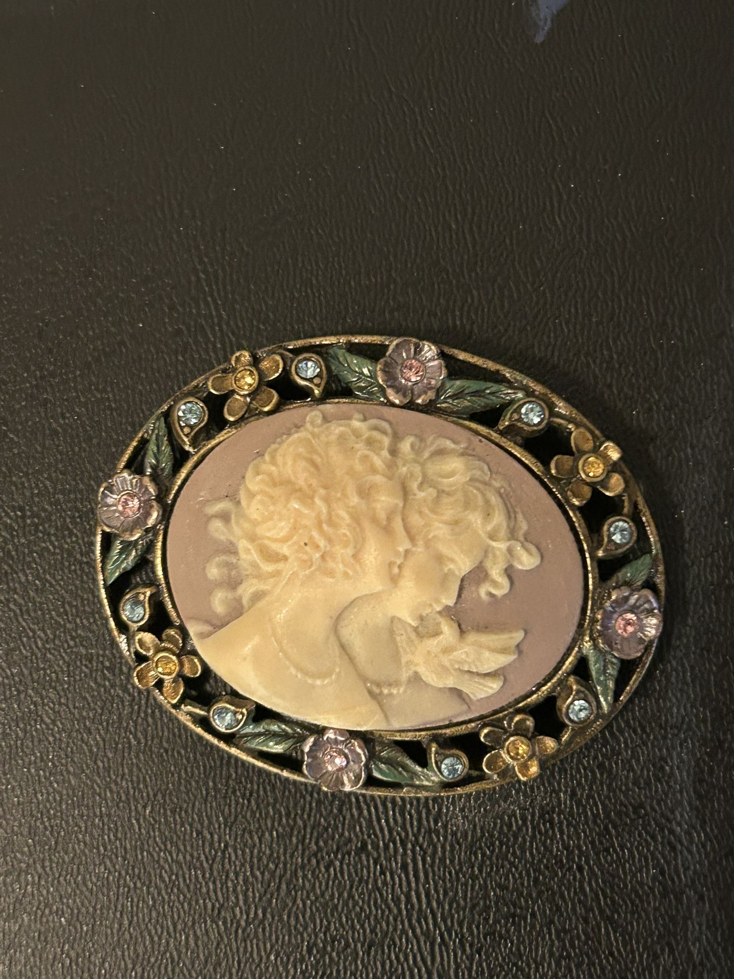 Vintage Sweet Romance Two Sisters Cameo brooch