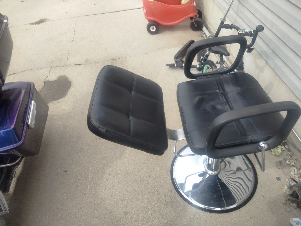 Barber Chair. Works Perfect