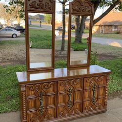 Gorgeous Vintage Broyhill Dresser