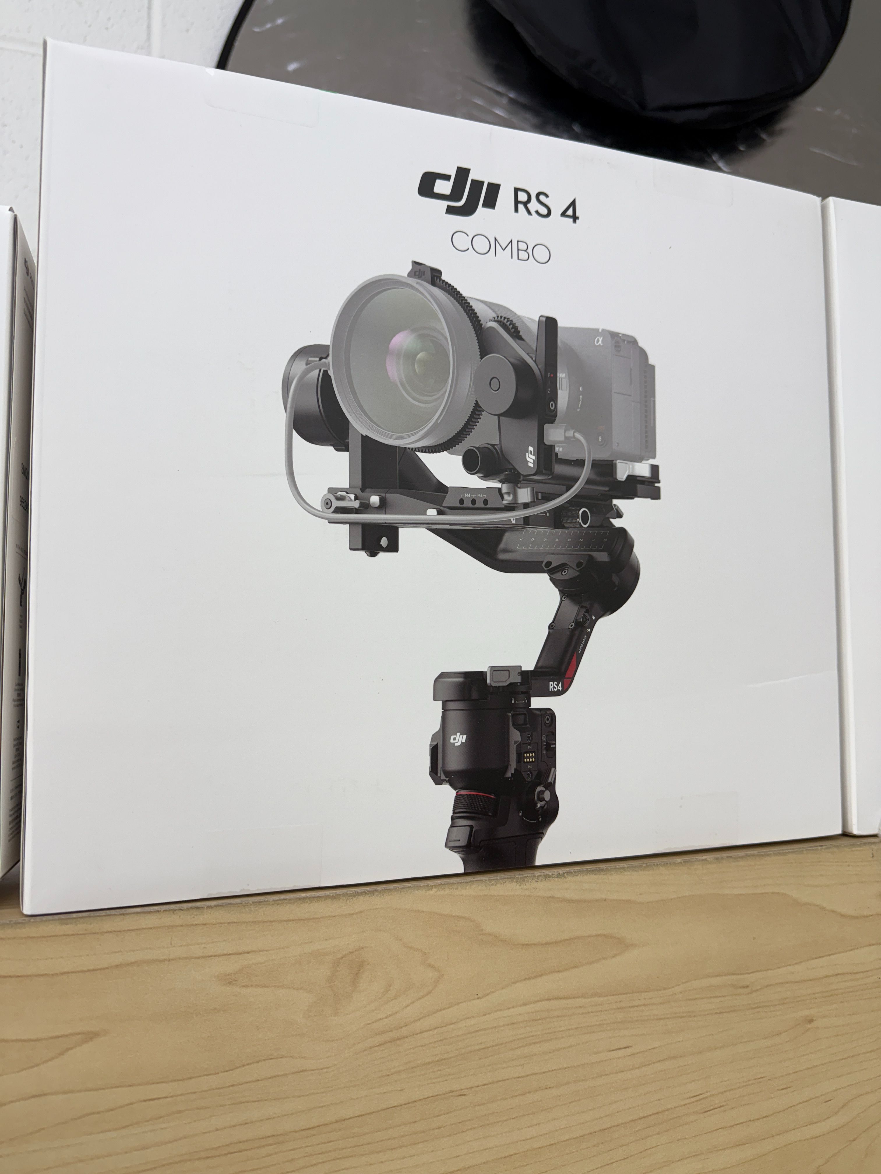 DJI RS 4 Gimbal Stabilizer Combo