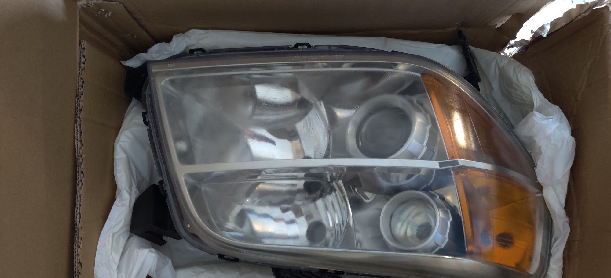 2007 Honda Pilot Headlight Pair (Driver & Passenger Sides)