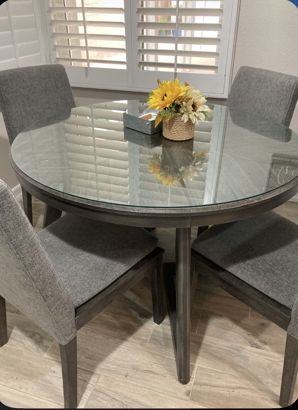 Round Table Seats 4 Glass Top