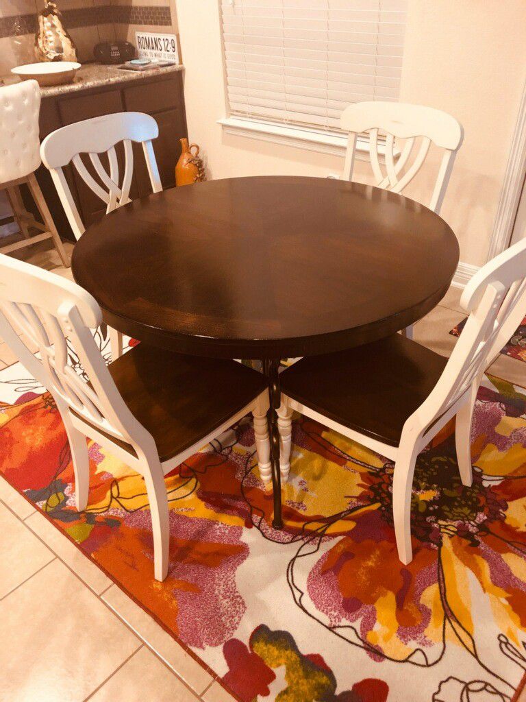 Table w/4 chairs