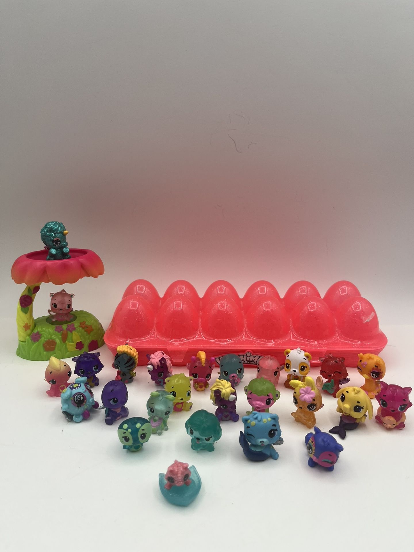 HATCHIMALS COLLEGGTIBLES. Light Up Nest. Set Of 28 Pieces