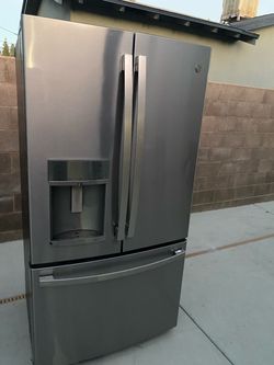 GE French Door Refrigerator with Ice and Water Dispenser