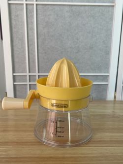Hand crank juicer