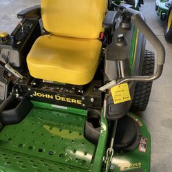 John Deere 915E Commercial Zero Turn Riding Lawn Mower 