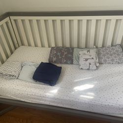 Convertible crib with mattress and sheets