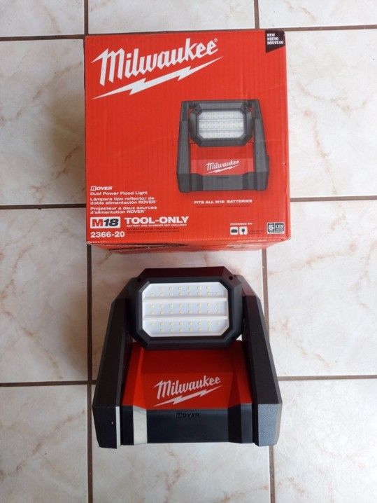 New Milwaukee 4000 Lumens Rover LED AC DC Flood Light M18 - Tool Only