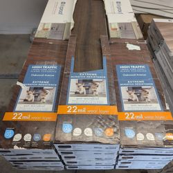 Waterproof Click Lock Luxury Vinyl Plank Flooring,        275 SQ FT 