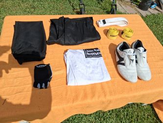 Martial Arts Equipment (Kickboxing)/Equipo de Artes Marciales (Kickboxing)