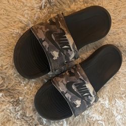 Nike size 7 men’s slides