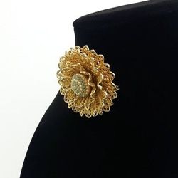 Beautiful Vintage With 3D Gold Montage Flower Broach 