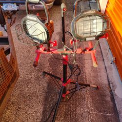 Husky Twin Head Halogen Work Light on Tripod Stand