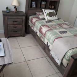 Selling A Complete Twin Bedroom Set w/ Mattress – Excellent Condition