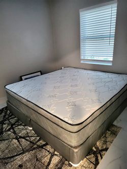 NEW KING-SIZE PILLOW TOP MATTRESS AND BOX SPRING 💤