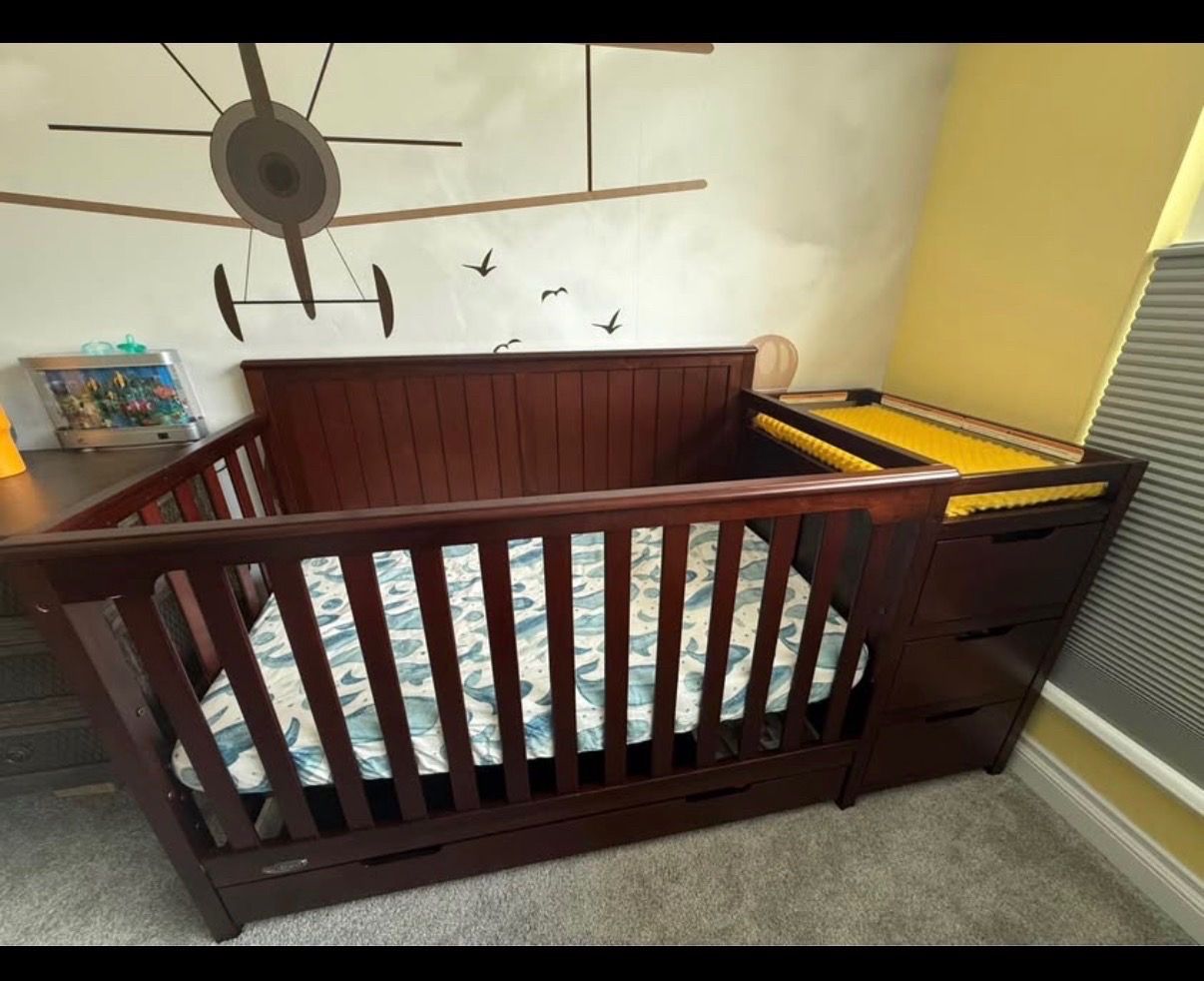 Graco 5-in -1 crib with changing table