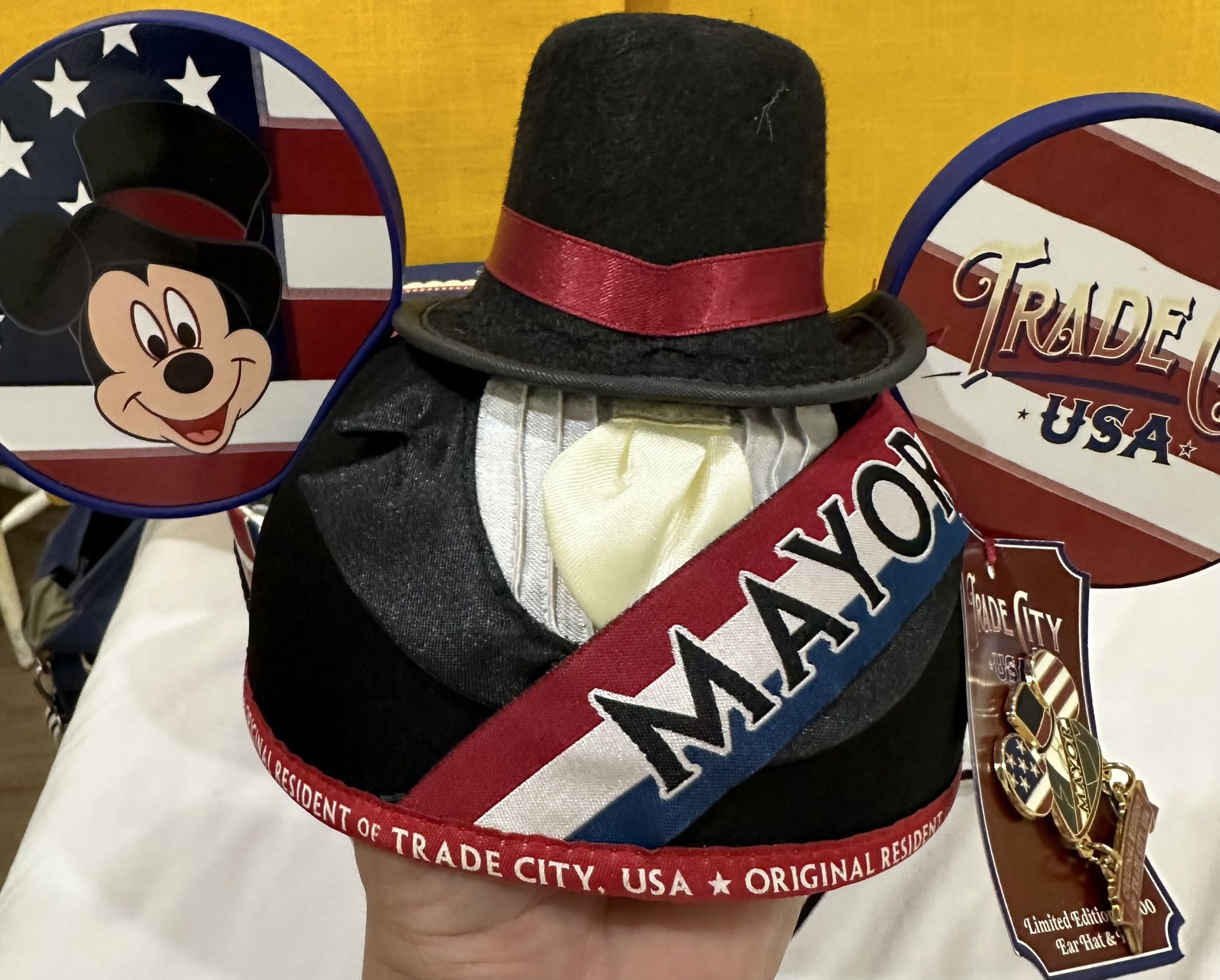 Disney Trade City Mayor Ear-Hat and Pin with Box Limited Edition of 500