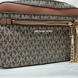 Michael Kors 01932 Cross Body / Messenger Bag W/ Shoulder Strap
