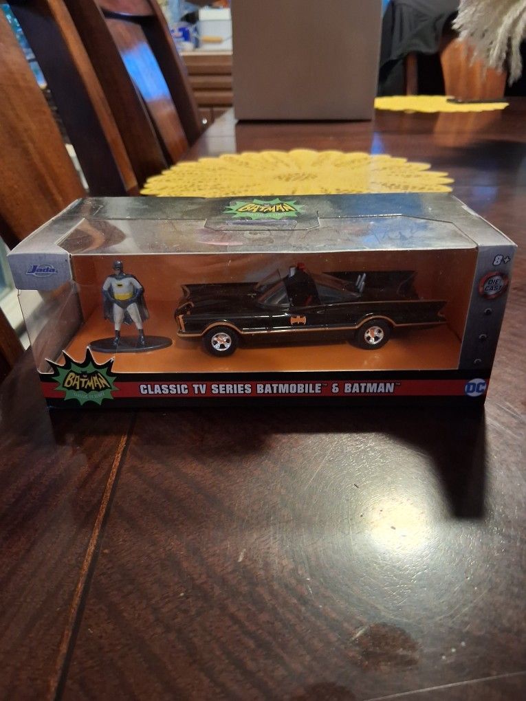 BATMOBILE WITH BATMAN