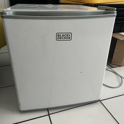 Mini fridge 