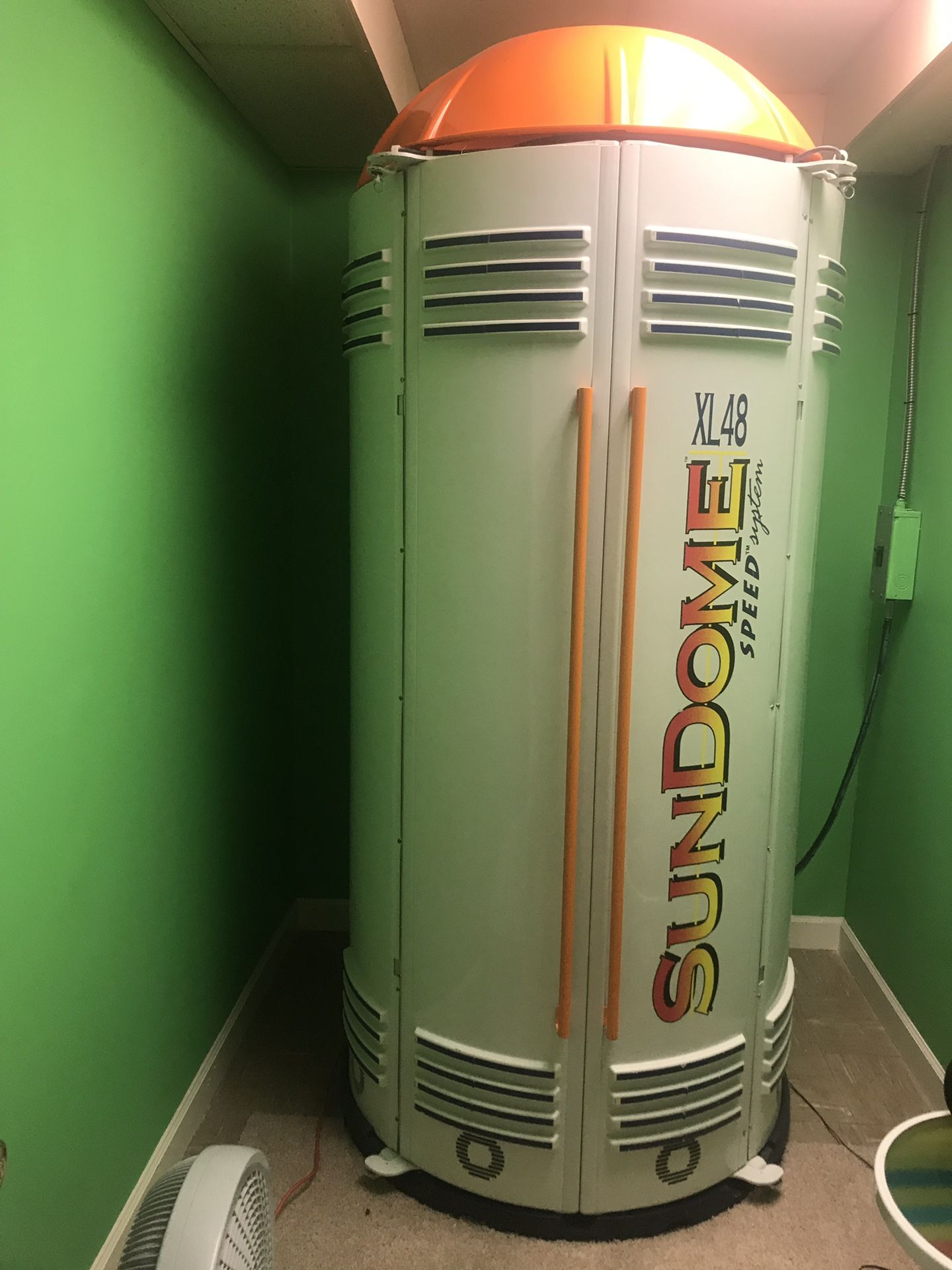Sundome XL 48 Stand Up Tanning Bed