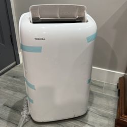 Toshiba 12 000 BTU Portable A/C/Dehumidifier In New Condition no exhaust hose just the unit  works perfect 