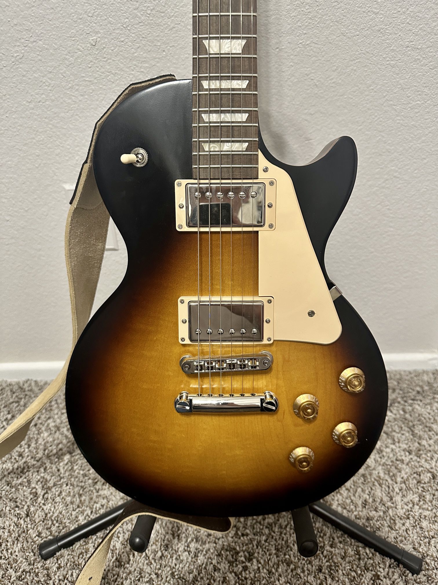 BARELY USED GIBSON LES PAUL TRIBUTE MODEL