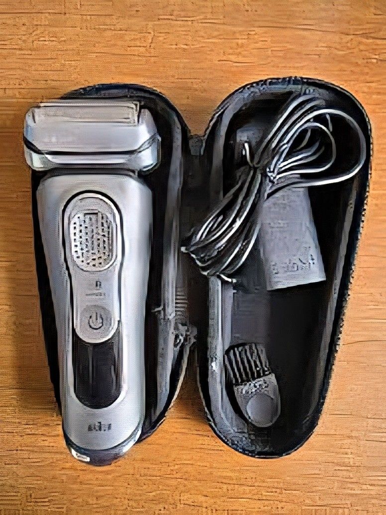 BRAUN Men's Electric Razor with extra Cartridge & Cleaning Station