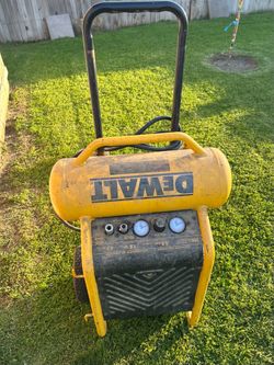 DEWALT 200 psi 4.5G 1.6HP Air Compressor
