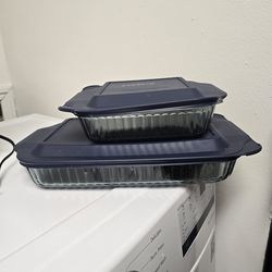 Never Used Set Of 2 Glass Pyrex Baking Dishes With Lids