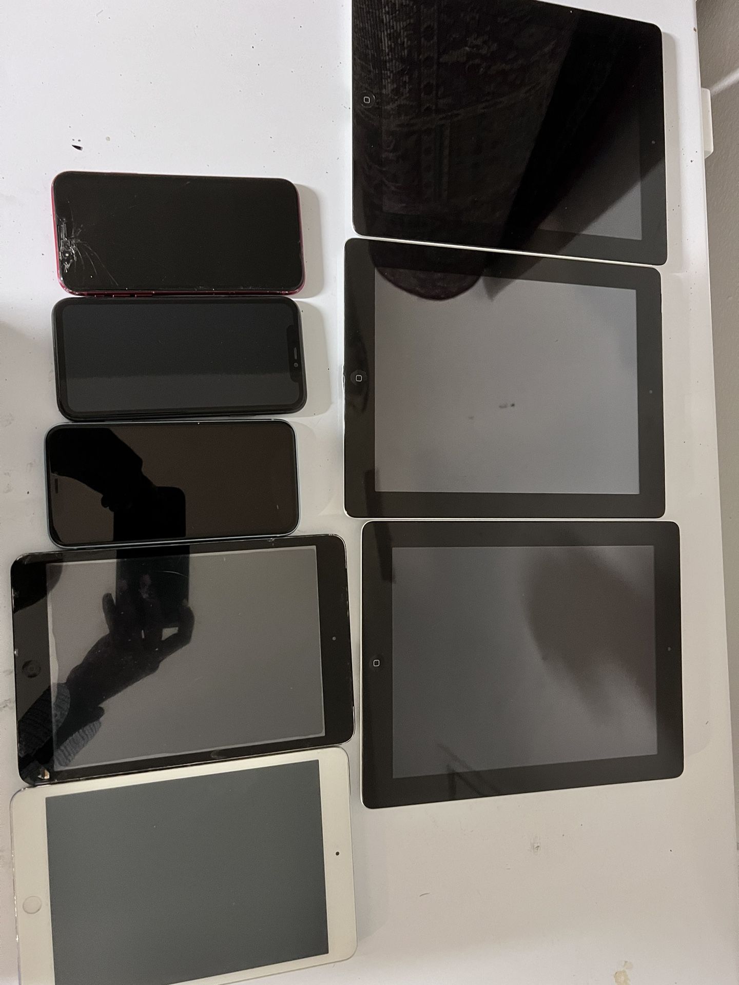 5 iPads  and 3 iPhone Lot  Read Description 