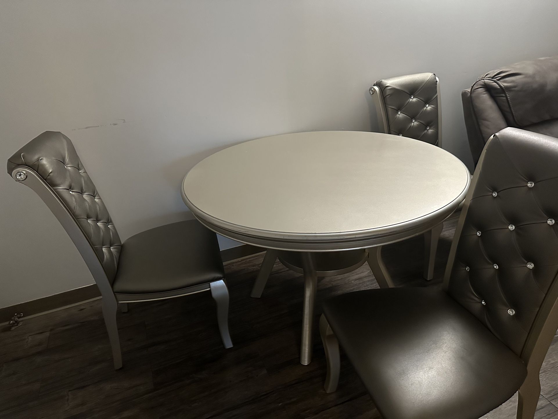 Table Champagne W/ 3 Diamond Champagne Chairs