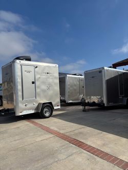 Luxury Portable Restrooms 1 & 2 Stall Trailers/ Lujosos Baños Portátil de 1 & 2 Puestos