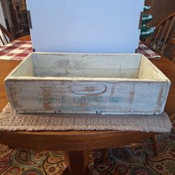 DISTRESSED WOODEN CRATE/BOX