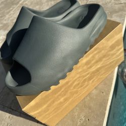 Yeezy Slide Size 10